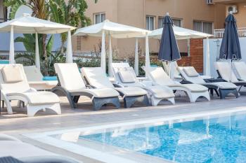 Шезлонг пластиковый с матрасом ReeHouse GS 1009 (Fiji)