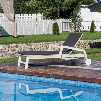 Шезлонг ROYAL FAMILY PAOLO на колесиках из акации