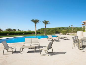 Шезлонг-лежак пластиковый ReeHouse Pacific