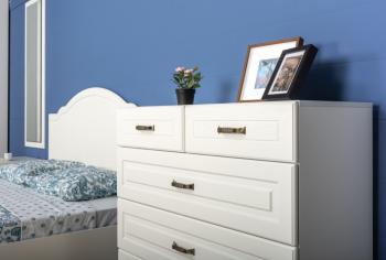 Спальня Mobi Ливерпуль № 4 Кровать 11.08 + Шкаф 13.134.01 + карниз 1000С + Комод 10.103