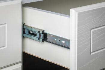 Спальня Mobi Ливерпуль № 4 Кровать 11.08 + Шкаф 13.134.01 + карниз 1000С + Комод 10.103