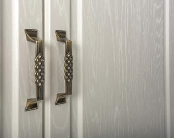 Спальня Mobi Ливерпуль № 4 Кровать 11.08 + Шкаф 13.134.01 + карниз 1000С + Комод 10.103